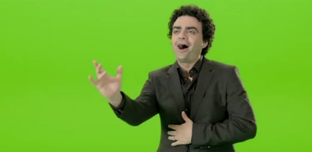 Sponsored Video: Star-Tenor Rolando Villazón tanzt durch eprimos Energiewelt